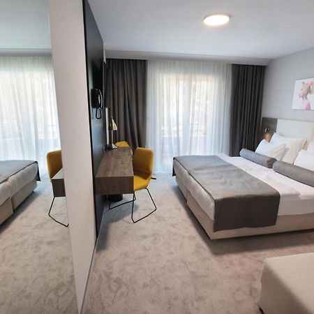 Hotel Milenij Makarska Bagian luar foto