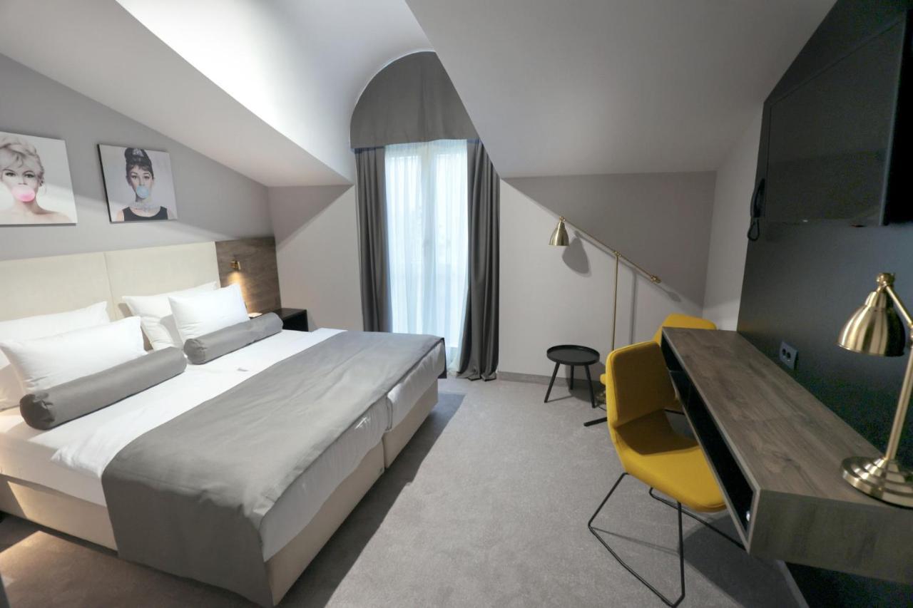 Hotel Milenij Makarska Bagian luar foto