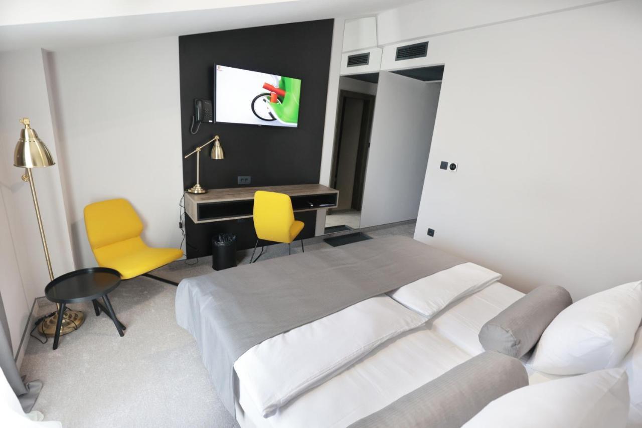 Hotel Milenij Makarska Bagian luar foto