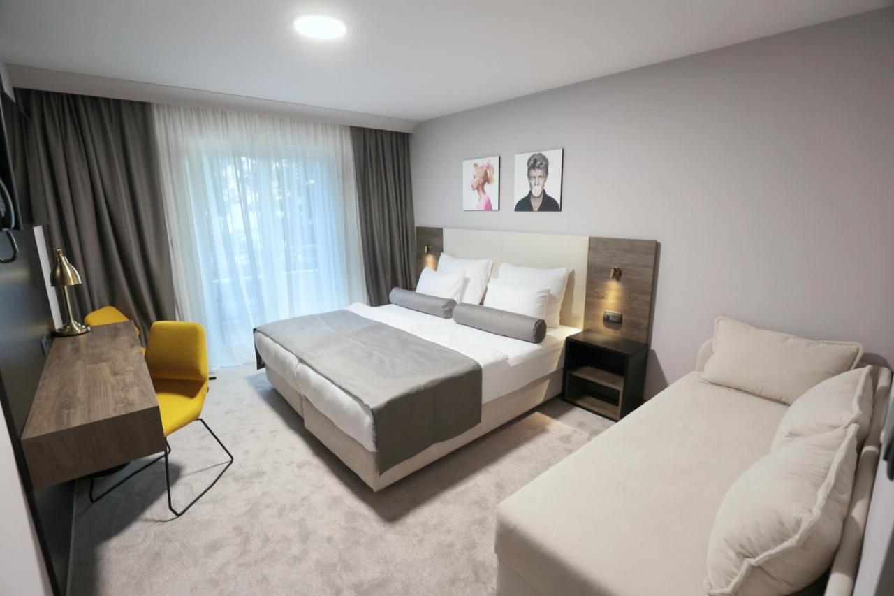 Hotel Milenij Makarska Bagian luar foto