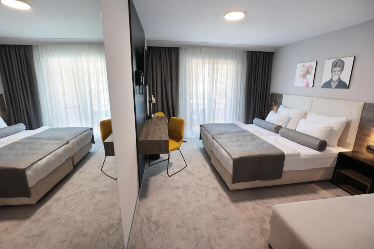 Hotel Milenij Makarska Bagian luar foto