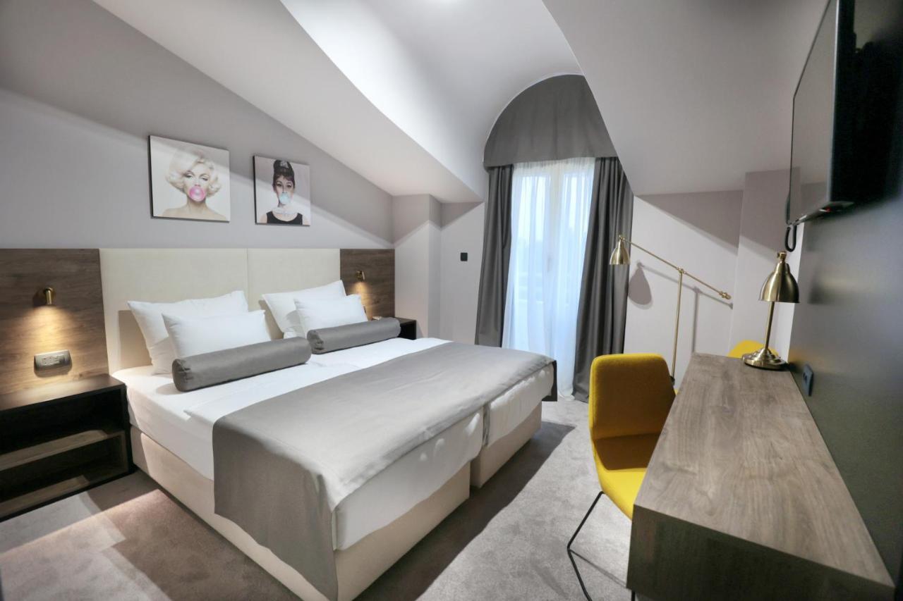 Hotel Milenij Makarska Bagian luar foto